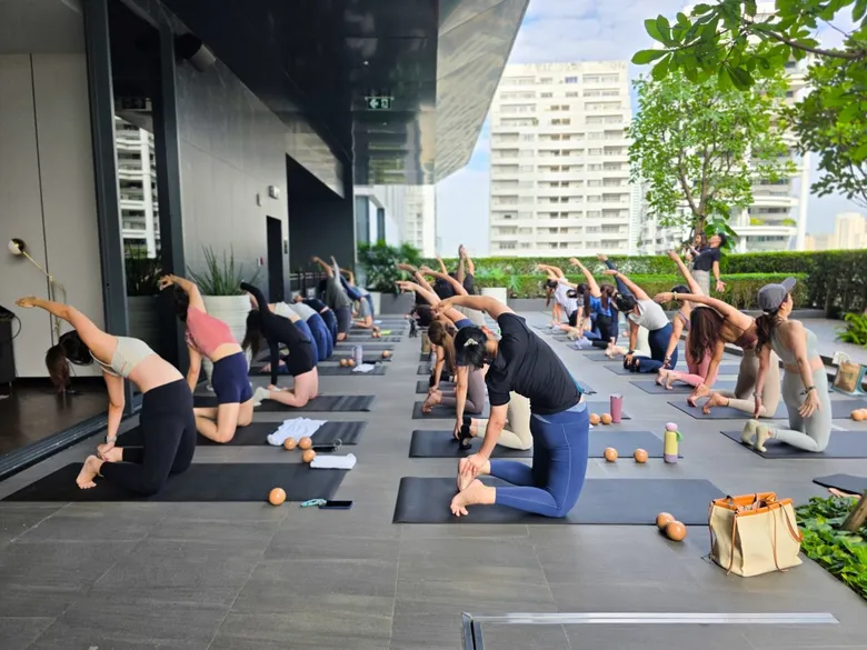 สเตย์บริดจ์ สวีท แบงค็อก สุขุมวิท จัดกิจกรรม "Soak & Stretch" คลาสพิลาทิสริมสระว่ายน้ำ ร่วมกับ Kaew Pilates Studio