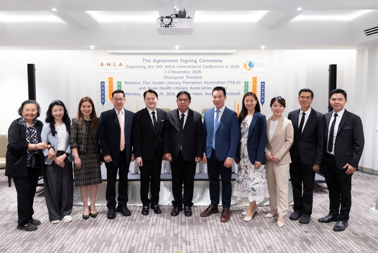 นายทศพร นิษฐานนท์ (ที่ 5 จากซ้าย) กรรมการผู้จัดการ ...