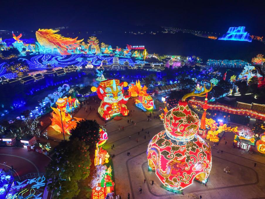 รัฐบาลประชาชนเมืองจื้อกง ในยามค่ำคืนของวั...
