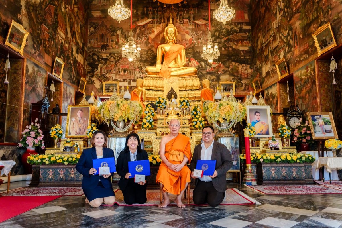 กรรมการมหาเถรสมาคมเมตตามอบเกียรติบัตร แก่คณะอาจารย์...