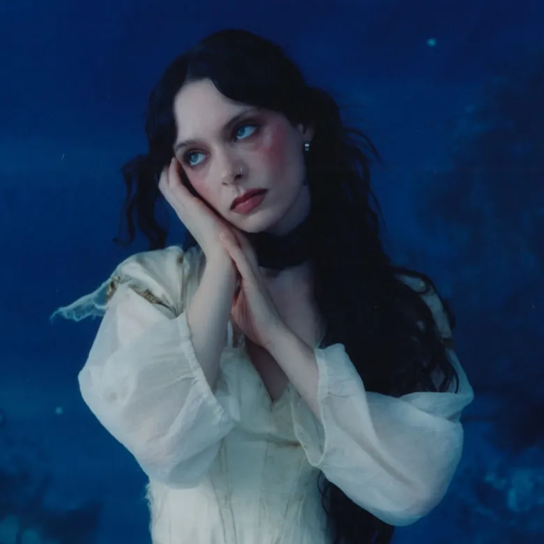 Holly Humberstone ศิลปินสาวสวยจากอังกฤษ ส่งเพลงใหม่สุดเพราะ "To Love Somebody" พร้อมประกาศอัลบั้มใหม่ชุดที่สอง Cruel World ฟังพร้อมกันทั่วโลก 10 เม.ย. นี้