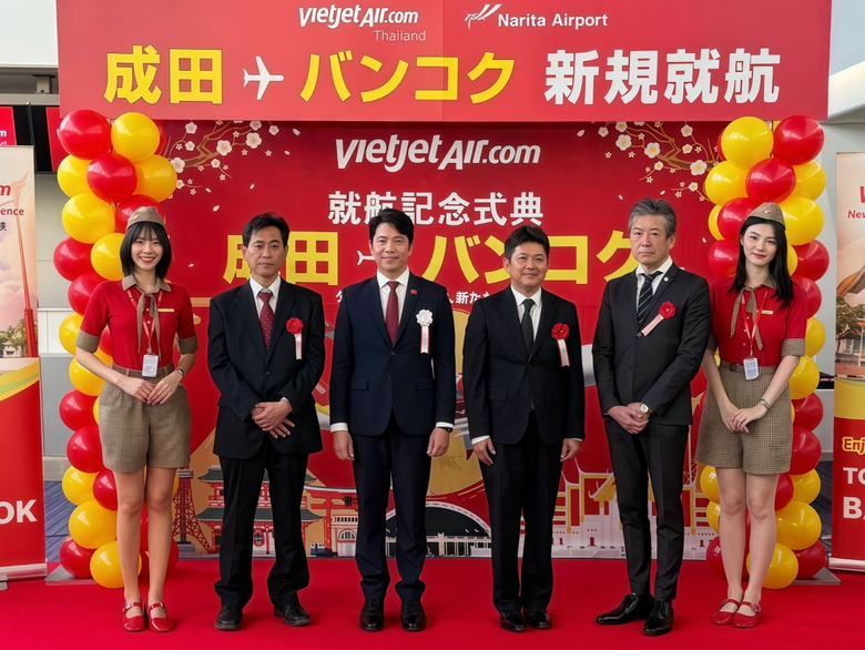 นายปิ่นยศ พิบูลสงคราม รองประธานฝ่ายการพาณิชย์และลูก...