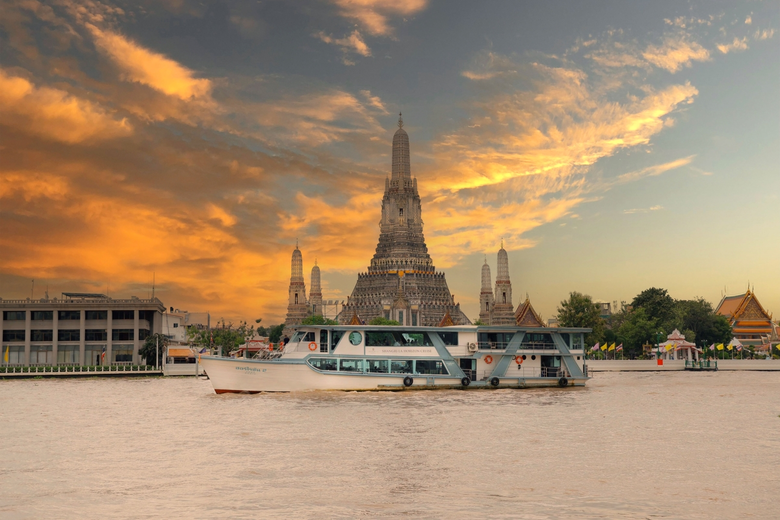 ท่ามกลางสายน้ำอันแสนโรแมนติกของแม่น้ำเจ้า...