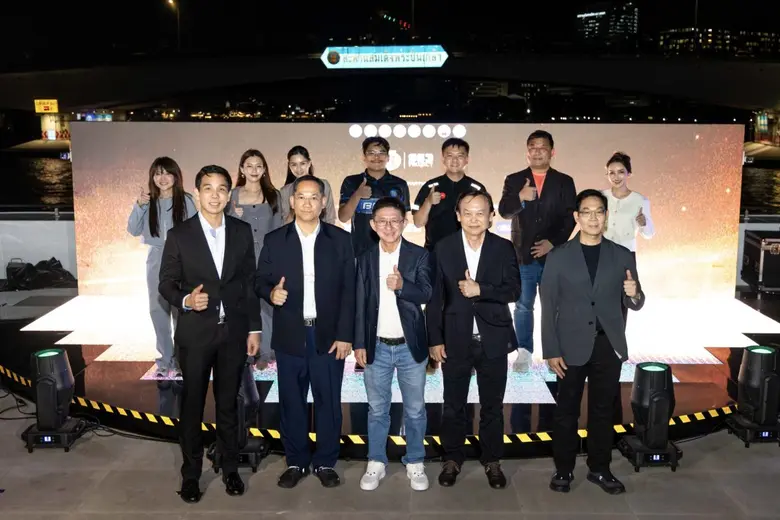 ฉลองชัยนักแข่งคว้าถ้วยพระราชทานฯ หลังจบศึ...