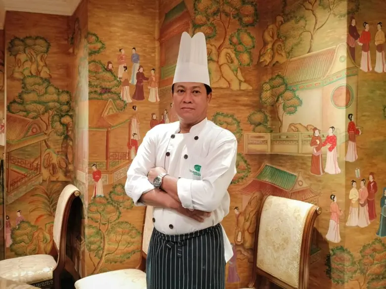 "Roasted Crispy Chicken Hong Kong Style" Chef's recommendation at Yok Restaurant