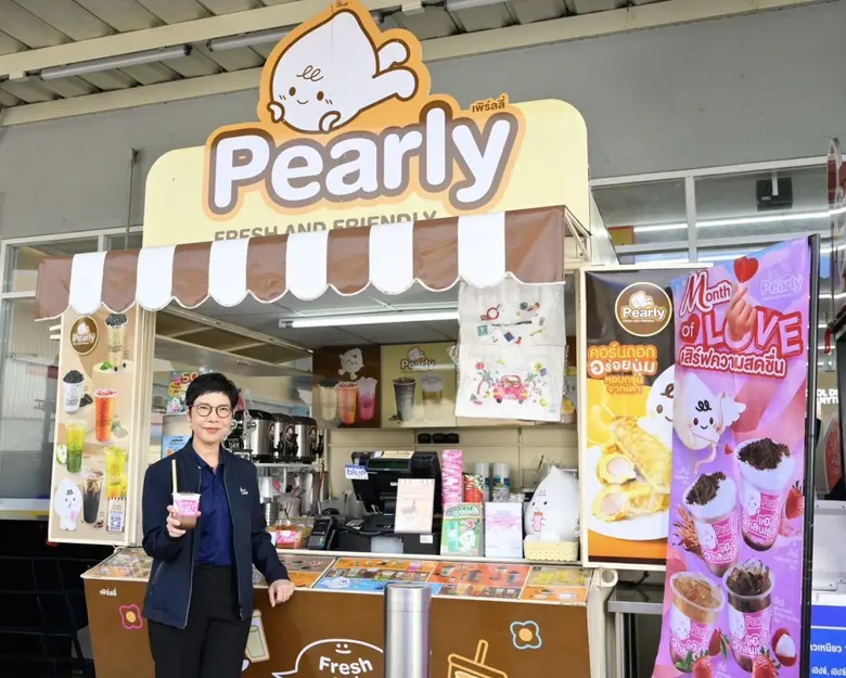 ร้านชานม Pearly สลัดภาพร้านลับในปั๊ม พลิกโฉมใหญ่รอบ 13 ปี ส่ง "น้องเพิร์ลลี่" ปักหมุดแลนด์มาร์คเสริฟความสดชื่นทั่วไทย