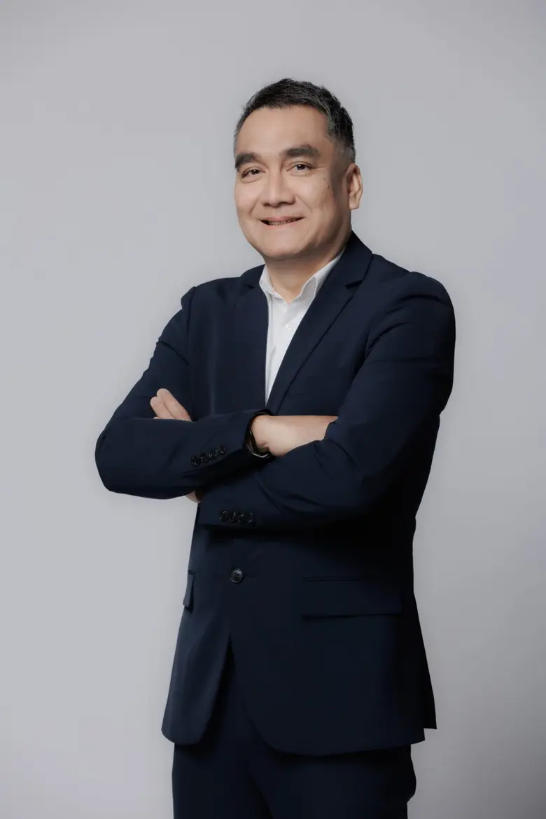 นายพรชลิต พลอยกระจ่าง กรรมการผู้จัดการ Head of Real...