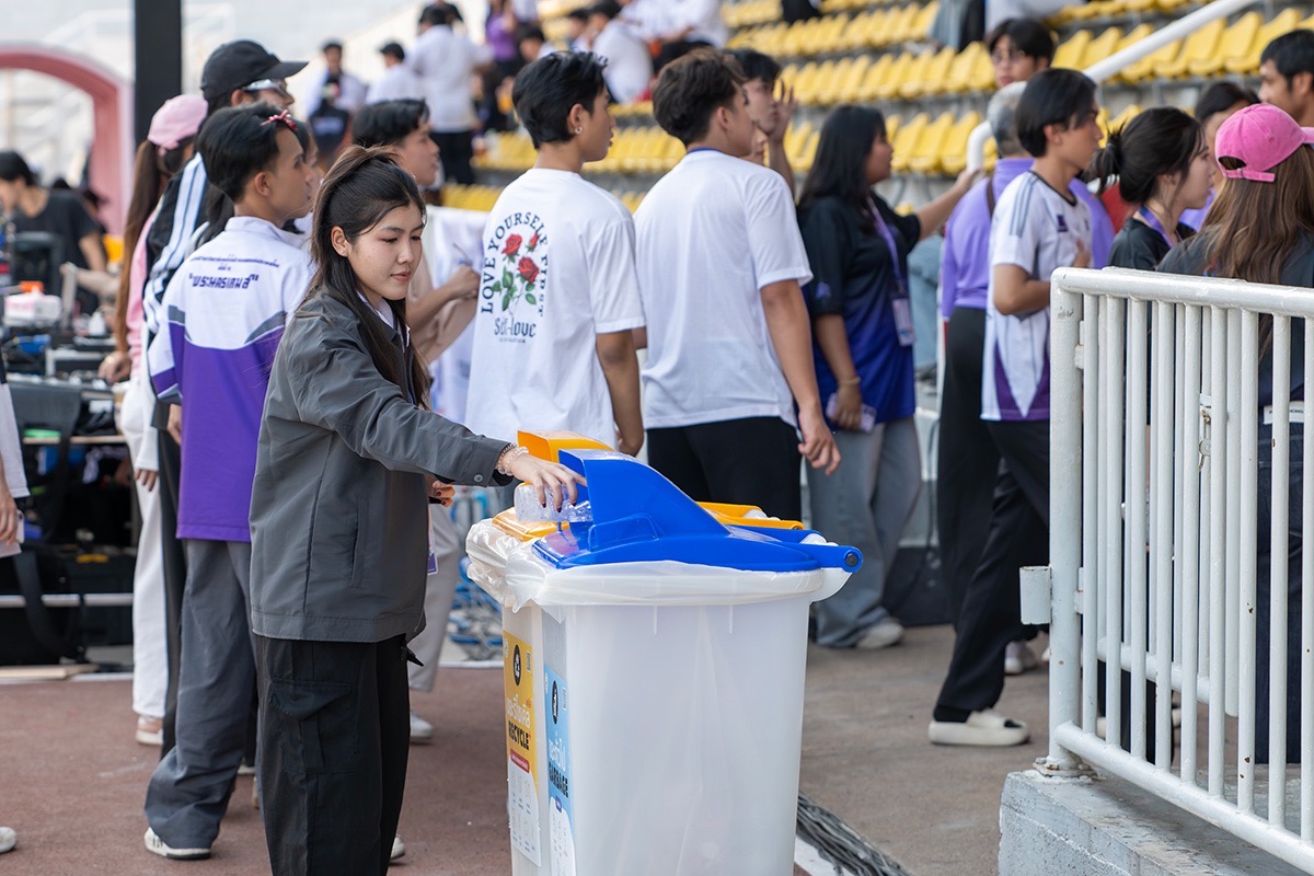 ท่ามกลางเสียงเชียร์อันกึกก้อง กับขบวนพาเห...