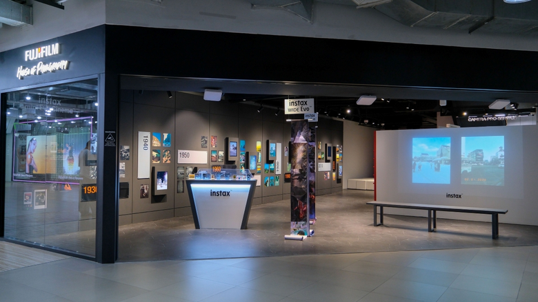 ฟูจิฟิล์ม เปิดนิทรรศการ "decades of possibilities" พานั่งไทม์แมชชีนสู่ยุคสมัยสุดคลาสสิกไปกับ ผลงานชิ้นเอกผ่านมุมของกล้อง instax ตระกูล Evo ผสานเสน่ห์อนาล็อกเข้ากับฟังก์ชันดิจิทัล