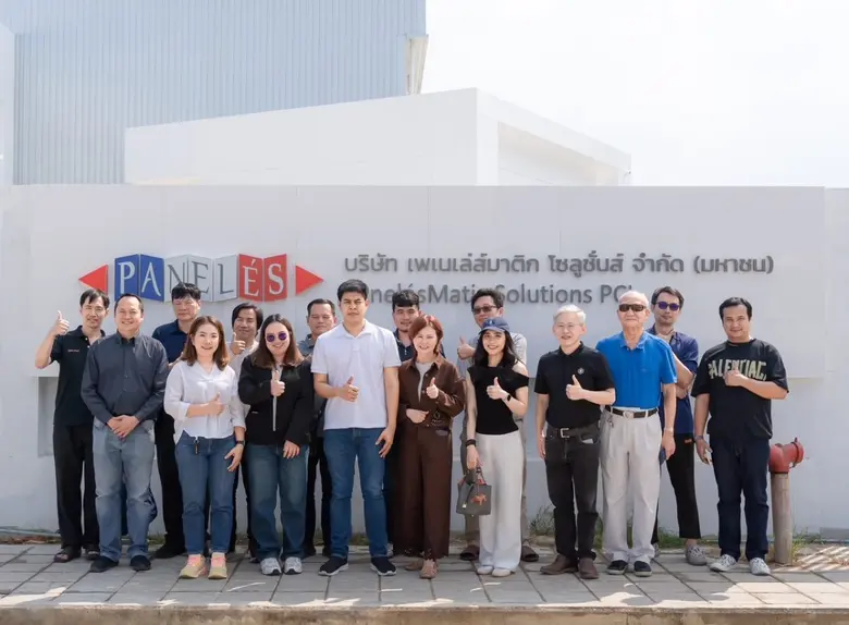 นางจูเลีย ดับเบิ้ลยู เพ็ชญไพศิษฎ์ (ที่ 5 จากซ้าย) ป...