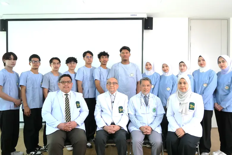 นายแพทย์วิรุฬห์ พรพัฒน์กุล (ที่ 2 จากซ้าย...