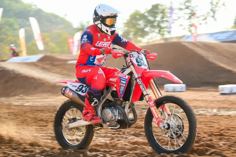 ทัพนักบิดฮอนด้าฝ่าการแข่งขันสุดหินด้วยสมร...