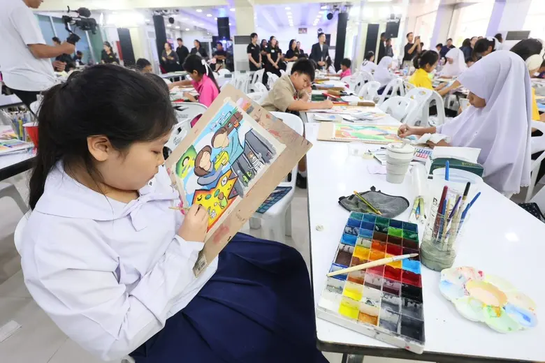 สำนักงานคณะกรรมการป้องกันและปราบปรามยาเสพติด มอบรางวัลประกวดภาพ "พระเมตตาจากฟ้า สู่ศรัทธากองทุนแม่" รวม 85,500 บาท