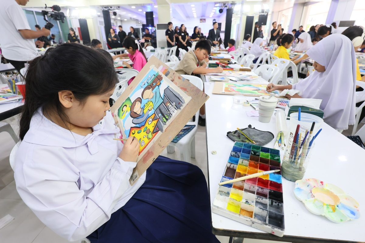 สำนักงานคณะกรรมการป้องกันและปราบปรามยาเสพติด มอบรางวัลประกวดภาพ "พระเมตตาจากฟ้า สู่ศรัทธากองทุนแม่" รวม 85,500 บาท