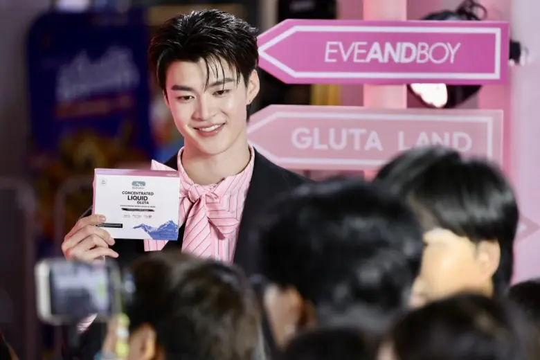สยามแตก! "มีน นิชคุณ" เสิร์ฟความออร่ากลางเมือง เปิดโลก "BioActive+ Gluta Land" แฟนคลับแห่แน่นเต็มพื้นที่