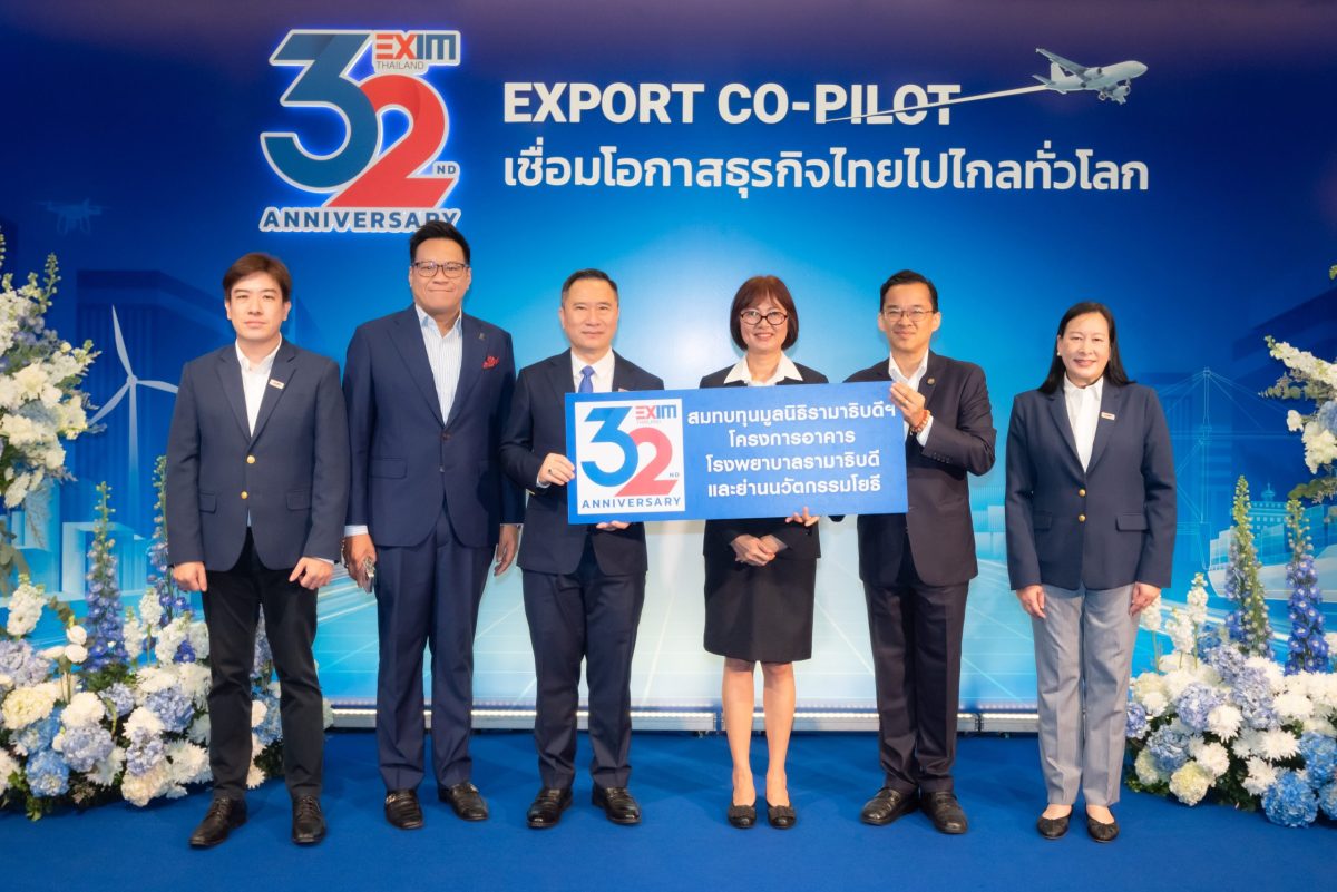 นายจอมทรัพย์ โลจายะ ( ที่ 2 จากขวา )ประธานเจ้าหน้าท...