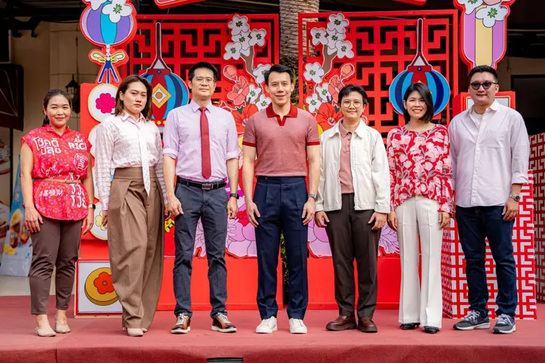 กวินทร์ เอี่ยมสกุลรัตน์ (ที่ 4 จากซ้าย) ป...