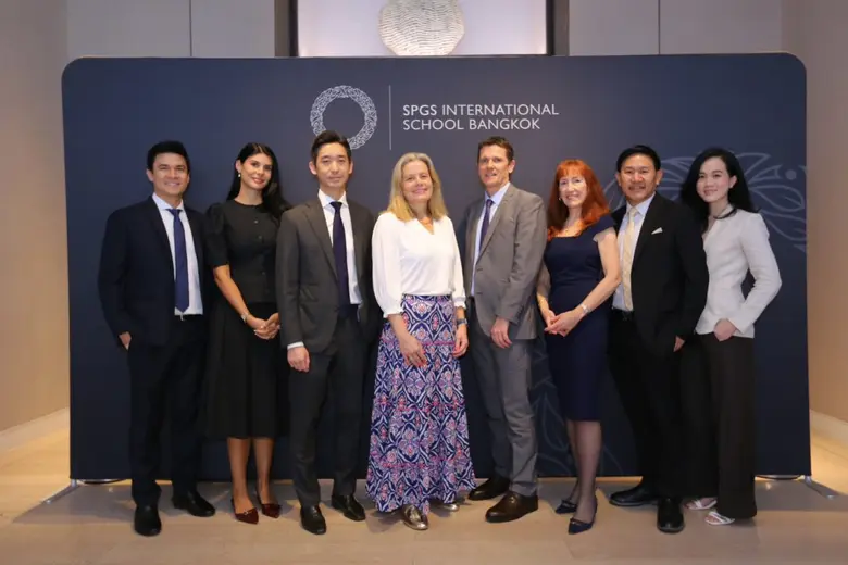 เบน เตชะอุบล (คนที่ 3 จากซ้าย) ประธานเจ้า...