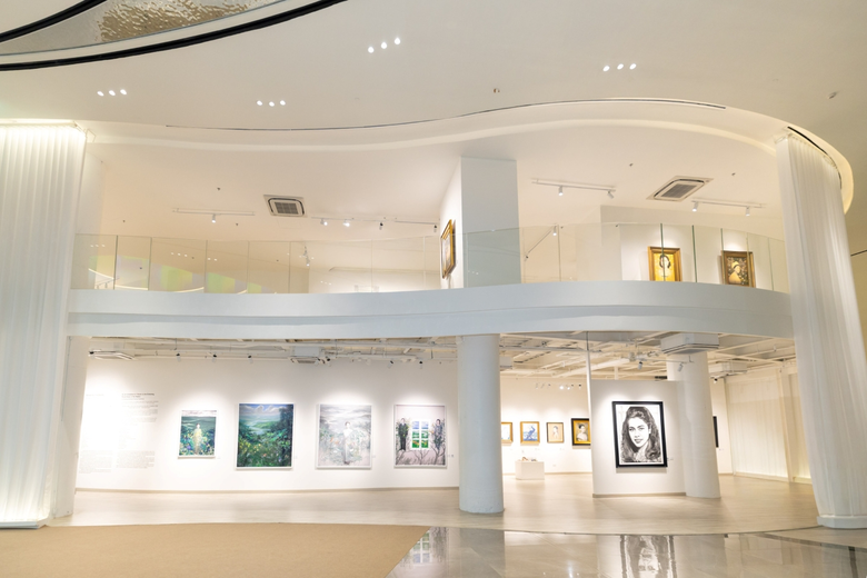 2 ศิลปินแห่งชาติ ผสานพลังศิลปินชั้นนำไทย สร้างสรรค์นิทรรศการศิลปกรรมทรงคุณค่า "น้อมรำลึกในพระมหากรุณาธิคุณ แห่งสมเด็จพระบรมราชชนนีพันปีหลวง"