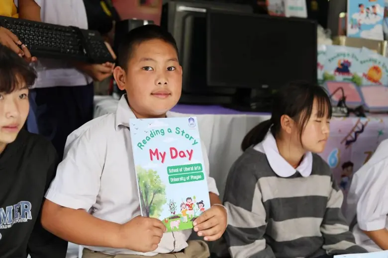 คณะศิลปศาสตร์ ม.พะเยา มอบสื่อพัฒนาทักษะภาษา เสริมโอกาสการเรียนรู้เด็กพื้นที่ห่างไกล ผ่านหนังสือและหนังสือเสียง