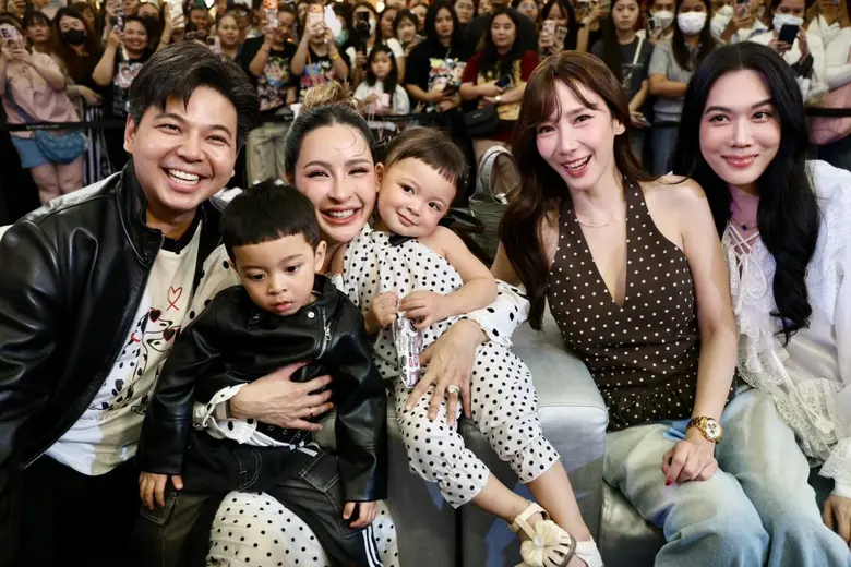 เป็นอีกวันที่งานตลาด "AumAum"คนแน่นห้าง ไ...