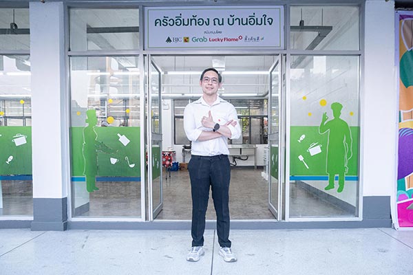 ลัคกี้เฟลม ร่วมกับ กรุงเทพมหานคร และ ตั้งต้นดี บริจาคชุดอุปกรณ์ทำครัวสำหรับครัวอิ่มท้อง ในโครงการ "บ้านอิ่มใจ" เดินหน้าส่งต่อ "ลัค" ให้สังคมในวาระครบรอบ 50 ปี
