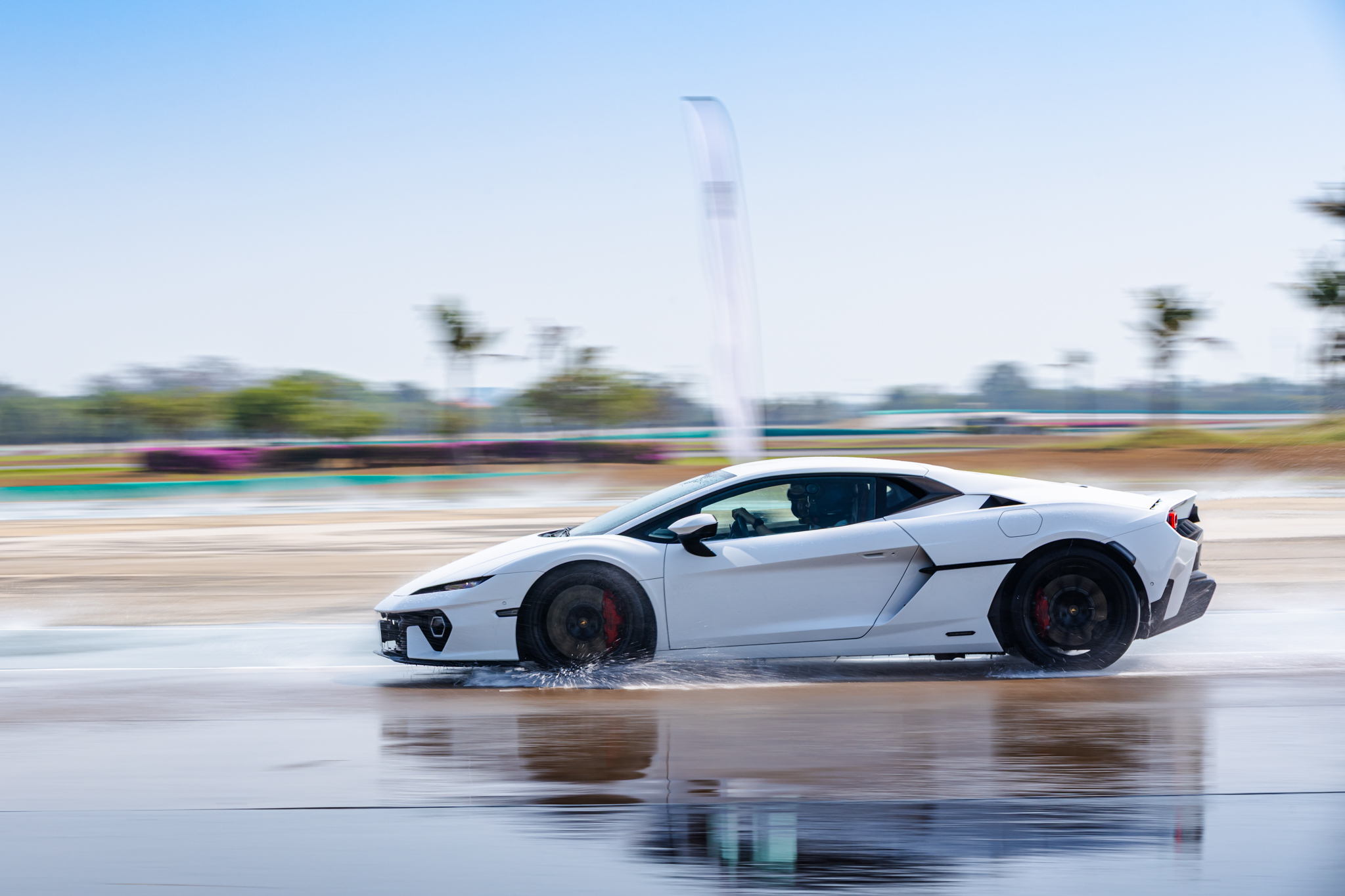 Bridgestone ตอกย้ำพันธมิตรระดับโลกกับ Automobili Lamborghini เปิดประสบการณ์ขับขี่เร้าใจสุดเอ็กซ์คลูซีฟให้ลูกค้า "Lamborghini Temerario"