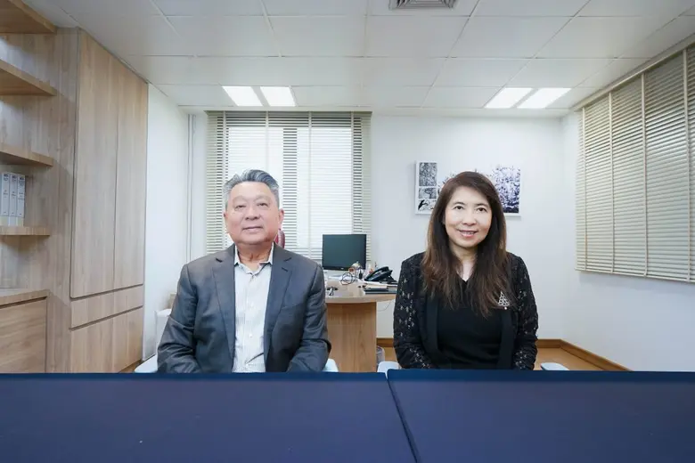 นายอนันต์ กิตติวิทยากุล (ซ้าย) ประธานเจ้า...