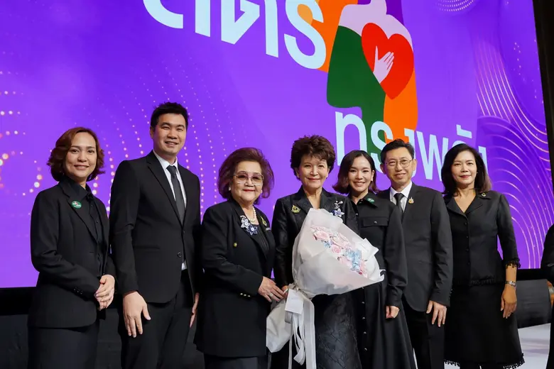 ดร.รัชนีพร พุคยาภรณ์ พุกกะมาน อธิการบดี ม.ศรีปทุม เข้ารับพระราชทานเข็มเกียรติคุณ "สสธวท…สตรีทรงพลัง" จากสมเด็จพระนางเจ้าสุทิดาฯ พระบรมราชินี