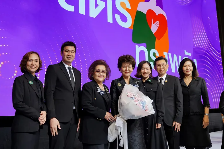 ดร.รัชนีพร พุคยาภรณ์ พุกกะมาน อธิการบดี ม.ศรีปทุม เข้ารับพระราชทานเข็มเกียรติคุณ "สสธวท…สตรีทรงพลัง" จากสมเด็จพระนางเจ้าสุทิดาฯ พระบรมราชินี