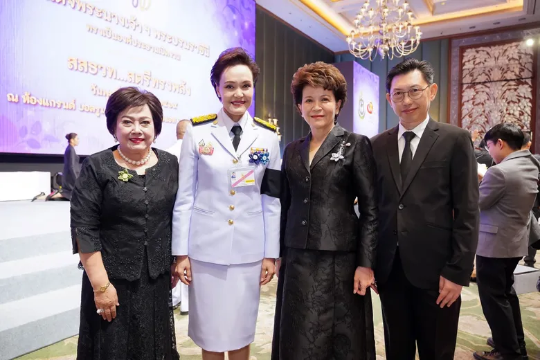 ดร.รัชนีพร พุคยาภรณ์ พุกกะมาน อธิการบดี ม.ศรีปทุม เข้ารับพระราชทานเข็มเกียรติคุณ "สสธวท…สตรีทรงพลัง" จากสมเด็จพระนางเจ้าสุทิดาฯ พระบรมราชินี