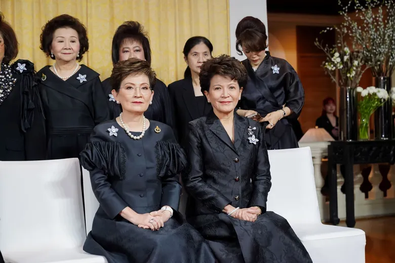 ดร.รัชนีพร พุคยาภรณ์ พุกกะมาน อธิการบดี ม.ศรีปทุม เข้ารับพระราชทานเข็มเกียรติคุณ "สสธวท…สตรีทรงพลัง" จากสมเด็จพระนางเจ้าสุทิดาฯ พระบรมราชินี