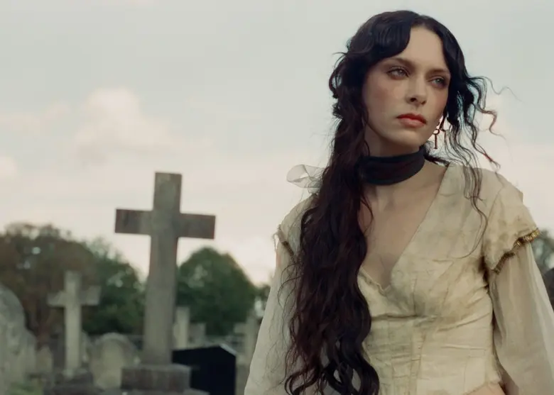 Holly Humberstone นักร้อง-นักแต่งเพลงสาววัย 26 ปีจา...