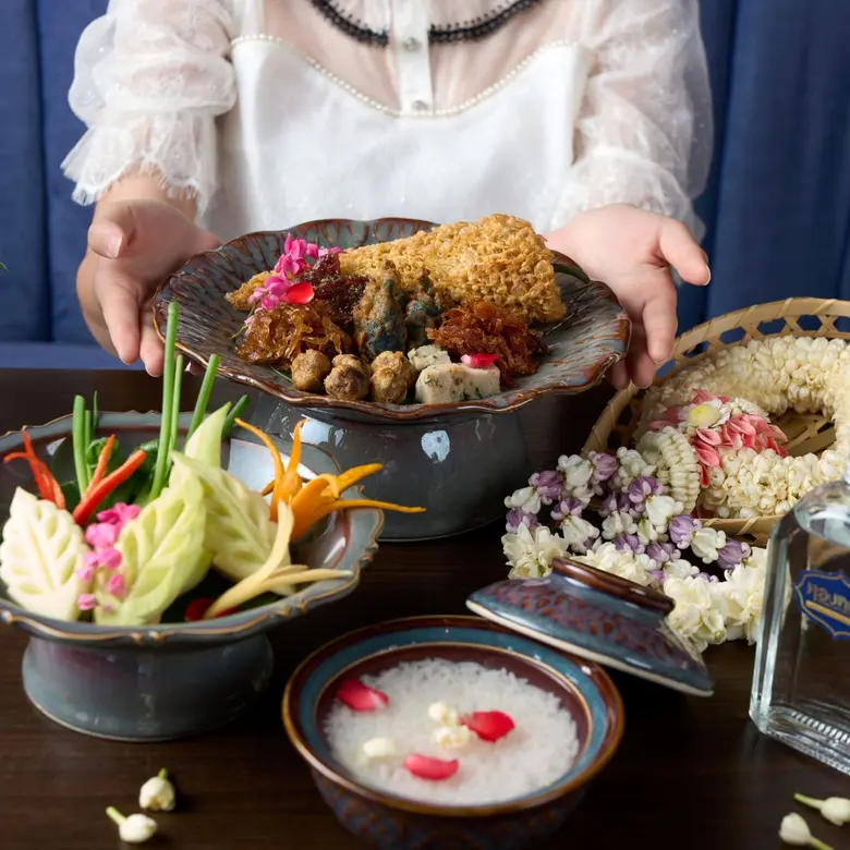 ร้านอาหารไทย "ทองหล่อ" ชวนสัมผัส "ข้าวแช่ตำรับทองหล่อ 2026" ชูมาตรฐานฮาลาล 100% อร่อยกับเมนูคลายร้อนดั้งเดิมได้อย่างมั่นใจ พร้อมเซ็ตของขวัญปิ่นโตสุดพรีเมียม