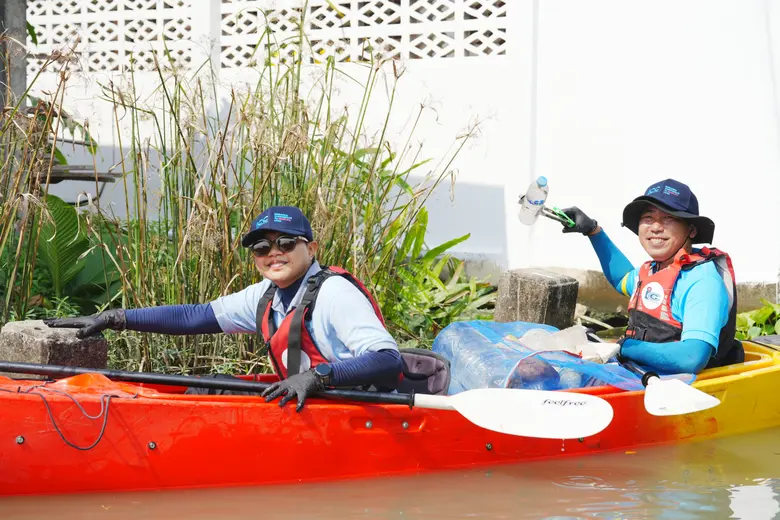 ไอ.ซี.ซี.รวมพลังพนักงาน พายเรือคายัคเก็บขยะฟื้นฟูคลองรอบวัดชลอ ลดก๊าซเรือนกระจกสู่สังคมคาร์บอนต่ำ