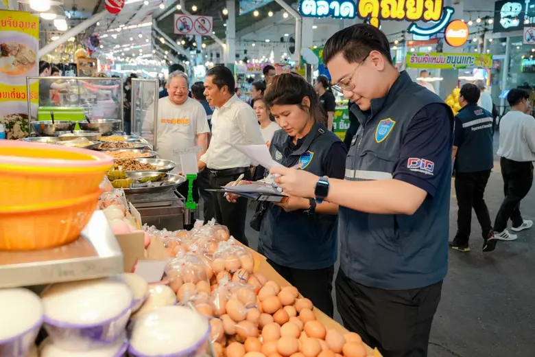พาณิชย์ ลงพื้นที่ "ตลาดคุณยิ้ม" อุดมสุข ร่วมติดตามประเมินสถานการณ์ราคาและปริมาณสินค้าอย่างใกล้ชิด