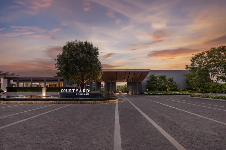 โรงแรมคอร์ทยาร์ดแห่งที่สามในภูเก็ต ยกระดับ "อ่าวฉลอ...