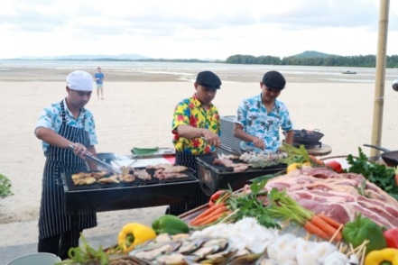ฉลองเทศกาลอีสเตอร์และสงกรานต์ด้วยมื้ออาหารสุดพิเศษและกิจกรรมสร้างแรงบันดา ลใจตลอดเดือนเมษายนนี้ ที่ภูเก็ต แมริออท รีสอร์ท แอนด์ สปา, ในยางบีช
