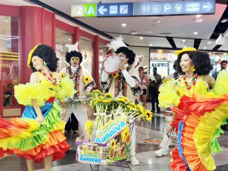 เอ็ม บี เค เซ็นเตอร์ จัดเต็มความสดใสกับขบวน SUMMER SUNNIVA TROOP ลูกค้าไทย-เทศร่วมสนุก บรรยากาศคึกคักต้อนรับซัมเมอร์ พร้อมเซอร์ไพรส์แจก Gift Voucher