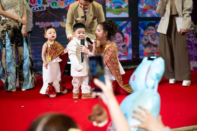 "พี่พีท-แก้มบุ๋ม" ควงแขน "โซล-โมเน่" เปิดตัวพรีเซนเตอร์ "ไทยดม" สาดความสดใสฉบับซอฟต์พาวเวอร์