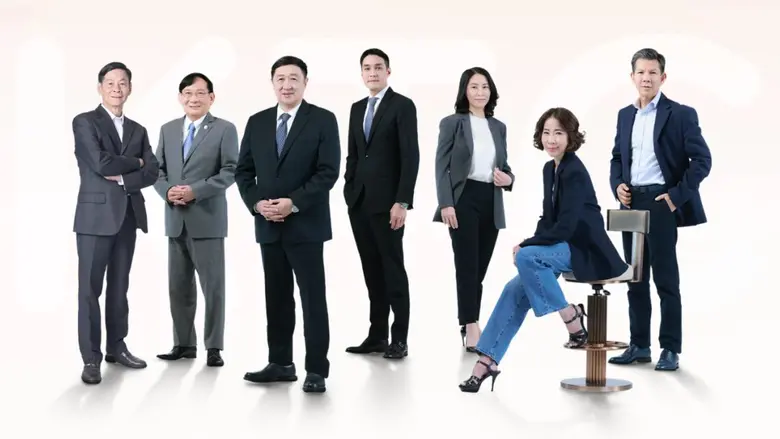 นายประสงค์ พูนธเนศ ประธานกรรมการ และนางพิ...