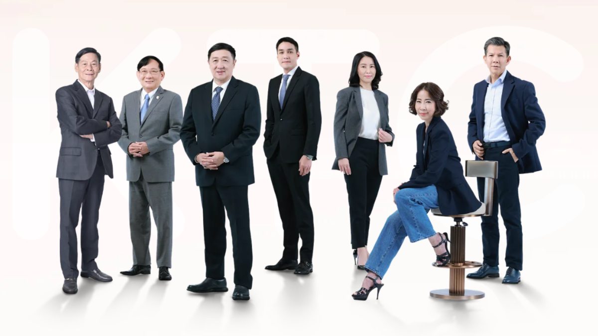 นายประสงค์ พูนธเนศ ประธานกรรมการ และนางพิ...