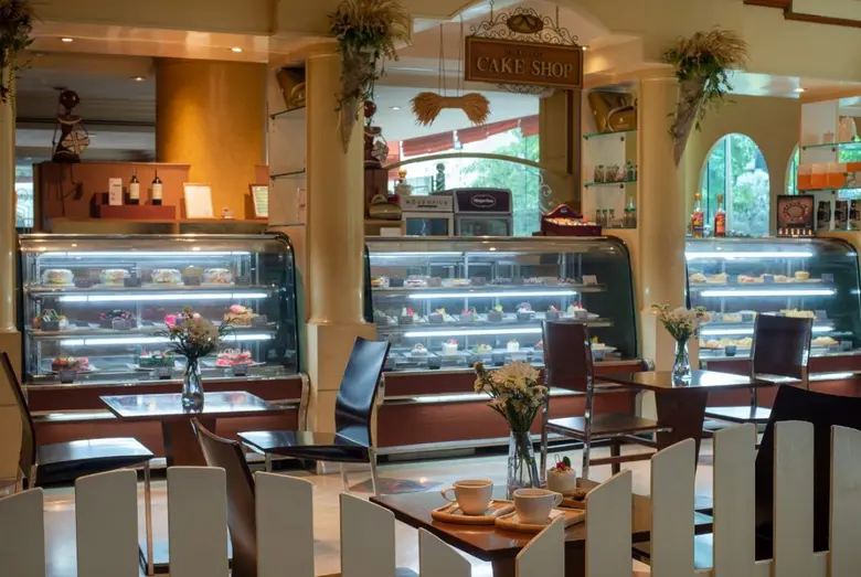 เค้กช็อพกับเมนูเด่นต่างๆ ที่โรงแรม ดิ เอมเมอรัลด์