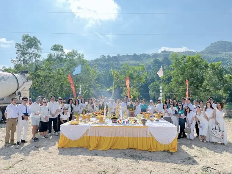 บริษัท อิสสระ นพร จำกัด จัดพิธีลงเสาเอกงา...