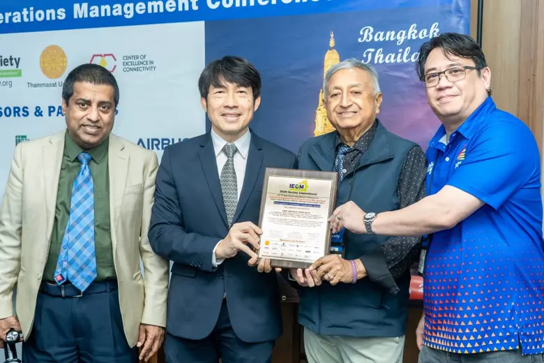 ศาสตราจารย์ มนูกิจ พานิชกุล รองอธิการบดีฝ...