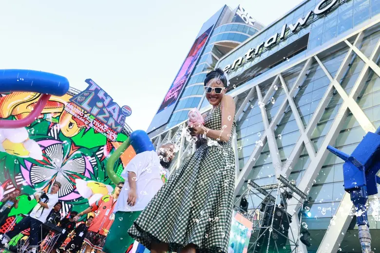 โมเมนต์ประวัติศาสตร์! ตอกย้ำสงกรานต์ไทยขึ้นแท่นเทศกาลโลก เซ็นทรัลเวิลด์ต้อนรับ Miss World "โอปอล สุชาตา" ร่วมเล่นน้ำสงกรานต์กับคนไทย-นักท่องเที่ยวนับแสน