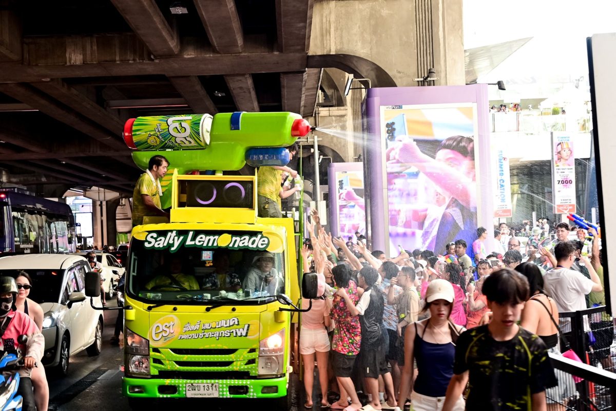 สาดความซ่ากระหึ่มทั่วประเทศ! "เอส" เปิดตัว "est Shoot Salty Lemonade" ยึดแลนด์มาร์คสาดน้ำทั่วไทย บูสทะลุกราฟให้ฉ่ำช่วงสงกรานต์