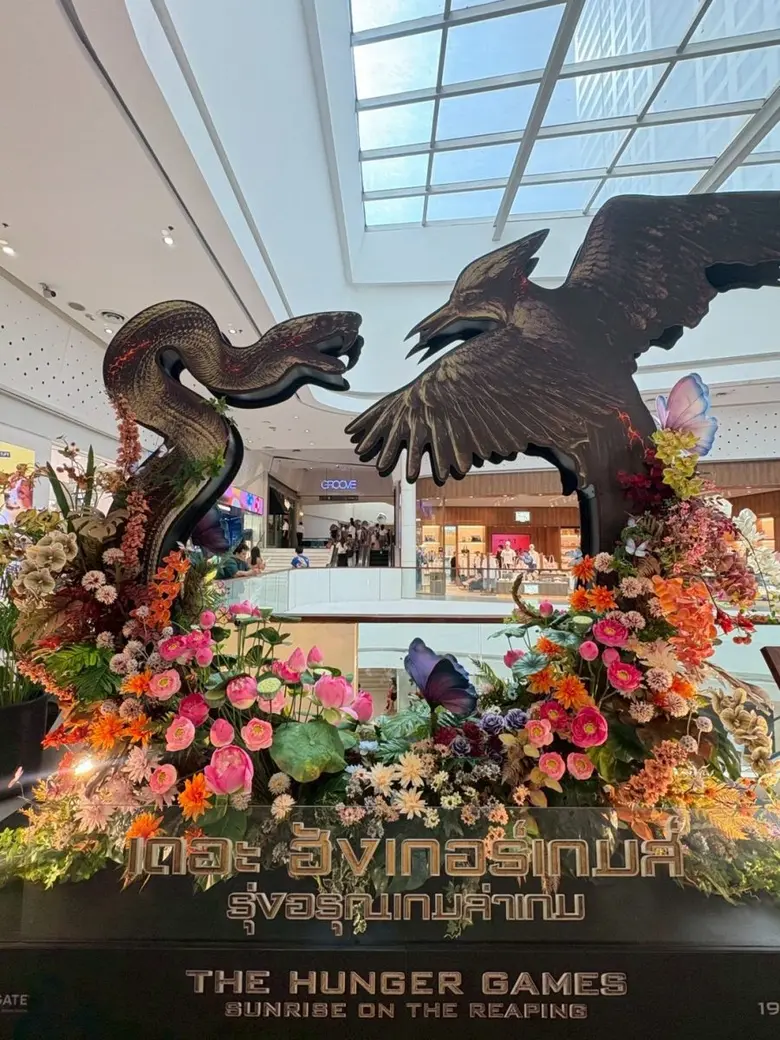 ส่งสัญญาณเกมล่าชีวิตครั้งใหม่! "ม็อกกิ้งเจย์และอสรพิษ" ผงาดทั่วโลก พร้อมกระหึ่มกับตัวอย่างล่าสุด "The Hunger Games: Sunrise on the Reaping เดอะฮังเกอร์เกมส์ รุ่งอรุณเกมล่าเกม" 19 พฤศจิกายนนี้ ในโรงภาพยนตร์