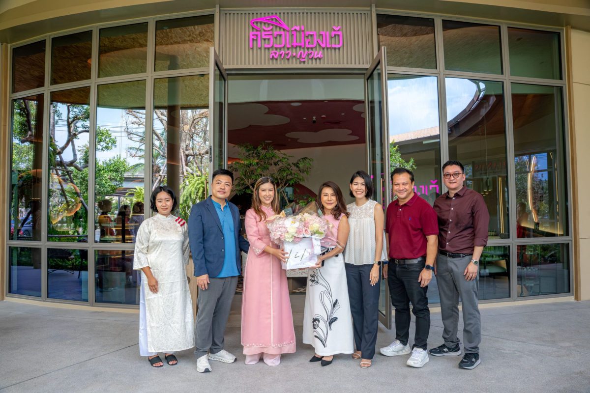 ศุภานวิต เอี่ยมสกุลรัตน์ (ที่ 4 จากซ้าย) ...