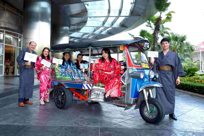 จุไรรัตน์ มงคลวงศ์สิริ (ที่ 2 จากขวา)รองป...